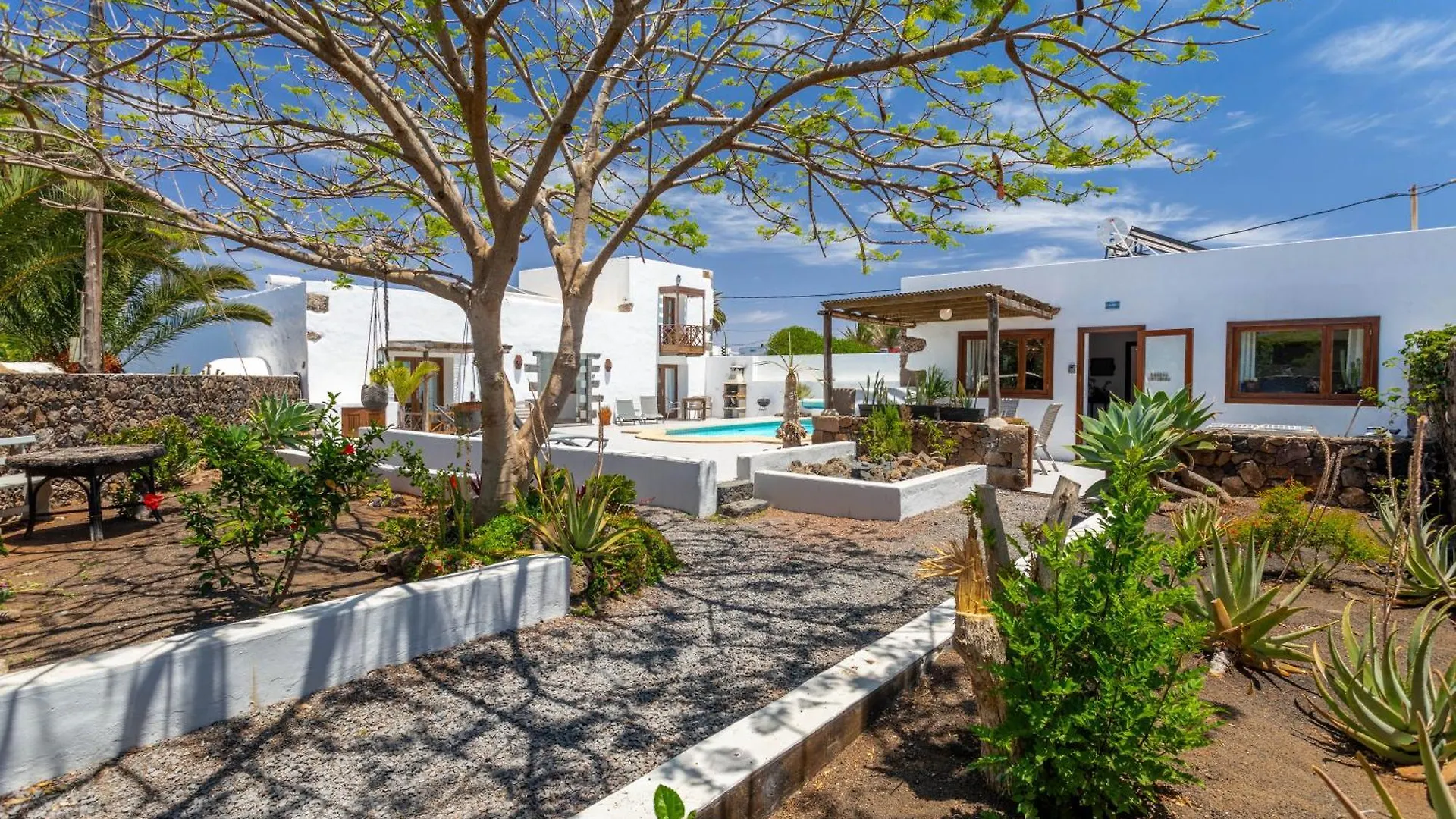 Apartment Sala Botanica Studio - Shared Pool - Central Island Location - 10 Mins Drive To Famara And La Santa Tiagua