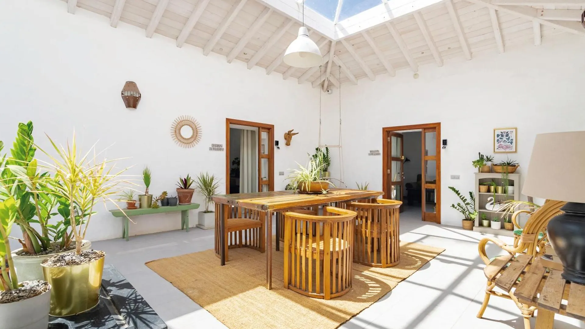 Apartment Sala Botanica Studio - Shared Pool - Central Island Location - 10 Mins Drive To Famara And La Santa Tiagua Spain